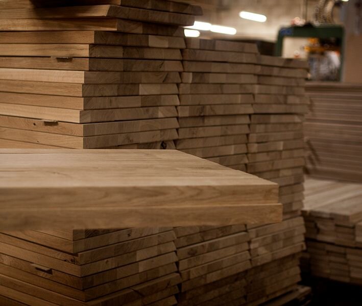 Bunker med massive planker til dansk produceret plankeborde.