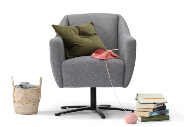 Quadrato drejestol i gråt møbelstof med strikketøj og bøger