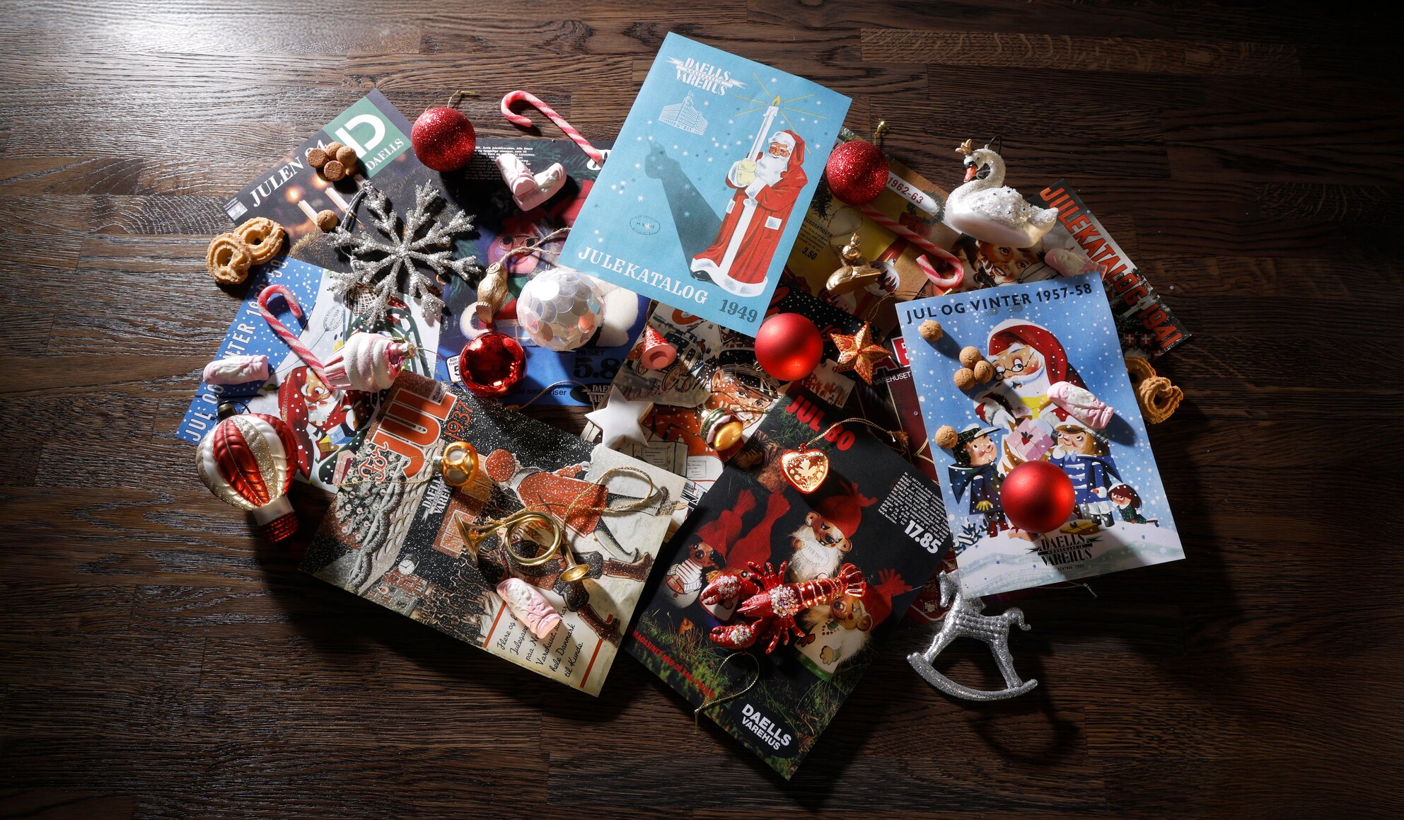 Gamle Daells Varehus kataloger med julesmåkager og julepynt på