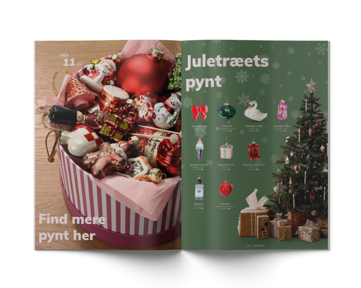 Mockup af Daells julekataloget 2026 slået op på et opslag med juletræspynt.
