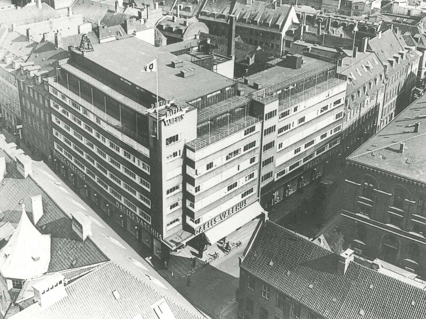Daells Varehus i Nørregade set oppefra efter ombygningen tegnet af arkitekt Vilhelm Lauritzen i 1935.
