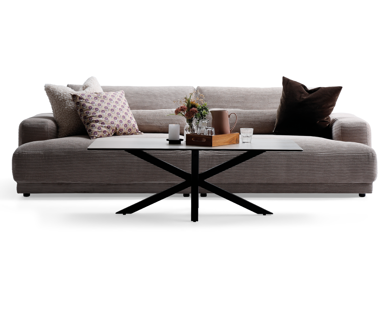 Flydersofa i beige bredriflet fløjl med løse puder og vist med Heaven sofabord