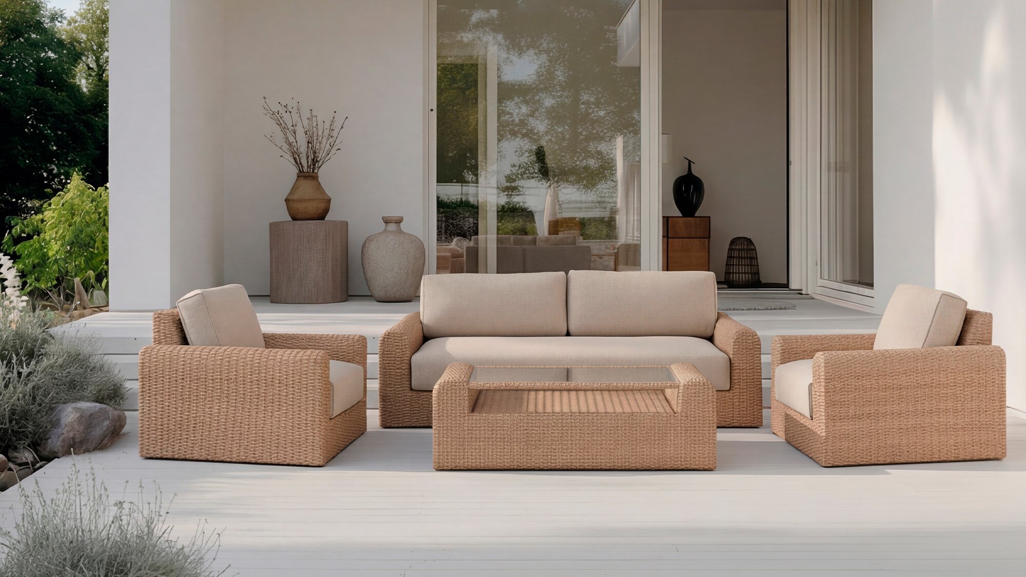 Sort Nordlux pendel i lyst og beige rum med store vinduer med gardin foran og en fin blomsterbuket under lampen.