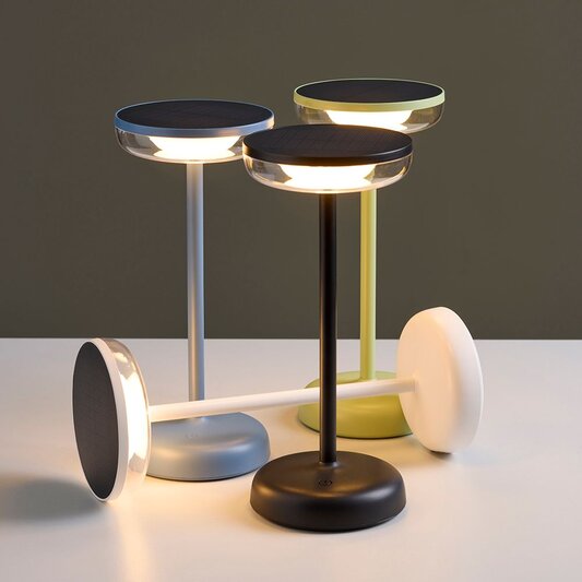 Blå, grøn, sort og hvid batteri bordlamper på et hvidt bord