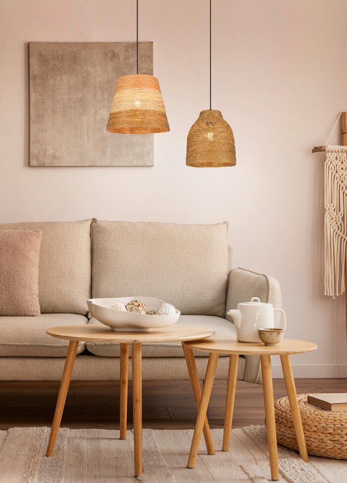 Hyggelig stue med beige sofa, sofaborde i træ og pendler i naturflet