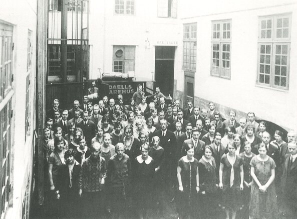 Gård med Daells Varehus personale samlet i 1926.