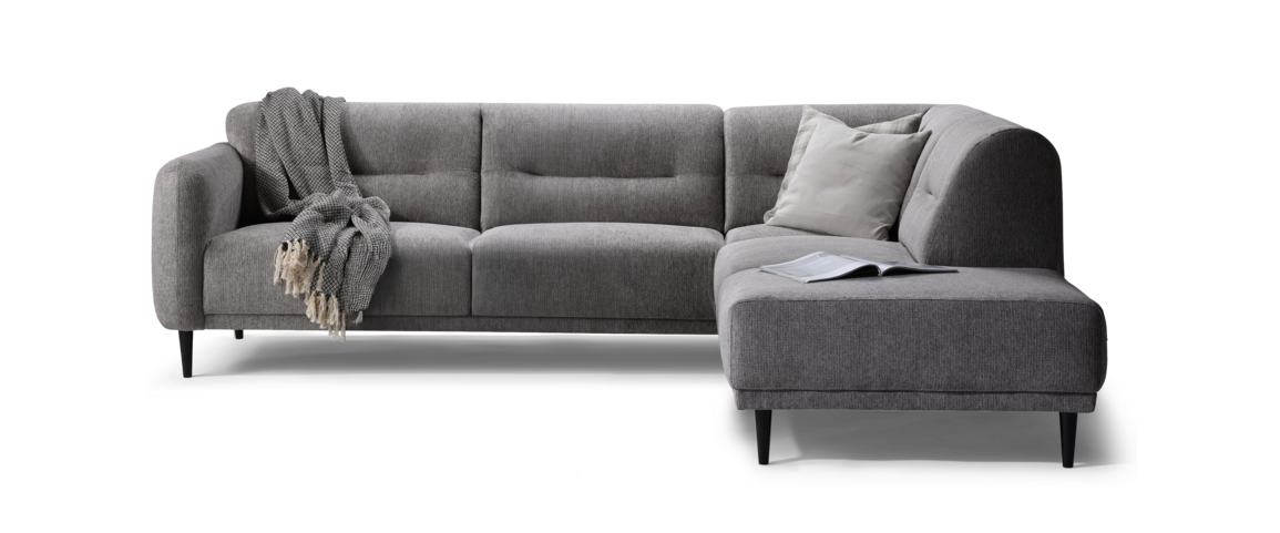 Halifax sofa med open end i gråt møbelstof pyntet med puder og plaid