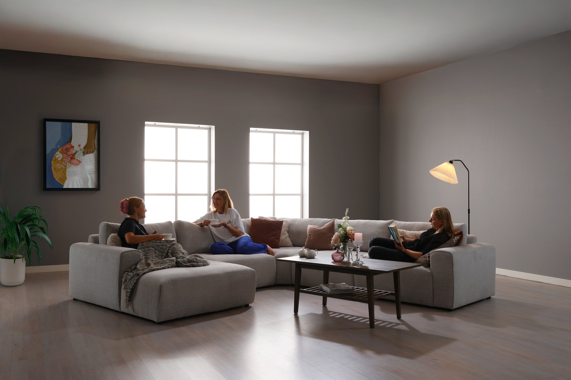 Monte Carlo modulsofa i stue med sofabord og i sofaen sidder 3 kvinder 