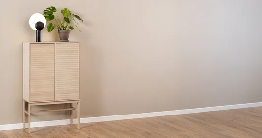 Linley skænk i rum med plante og bordlampe