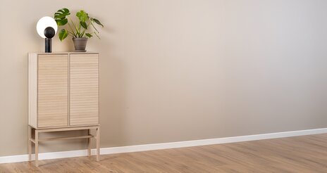 Linley skænk i rum med plante og bordlampe