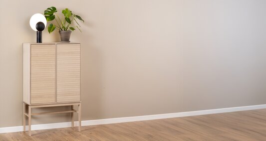 Linley skænk i rum med plante og bordlampe