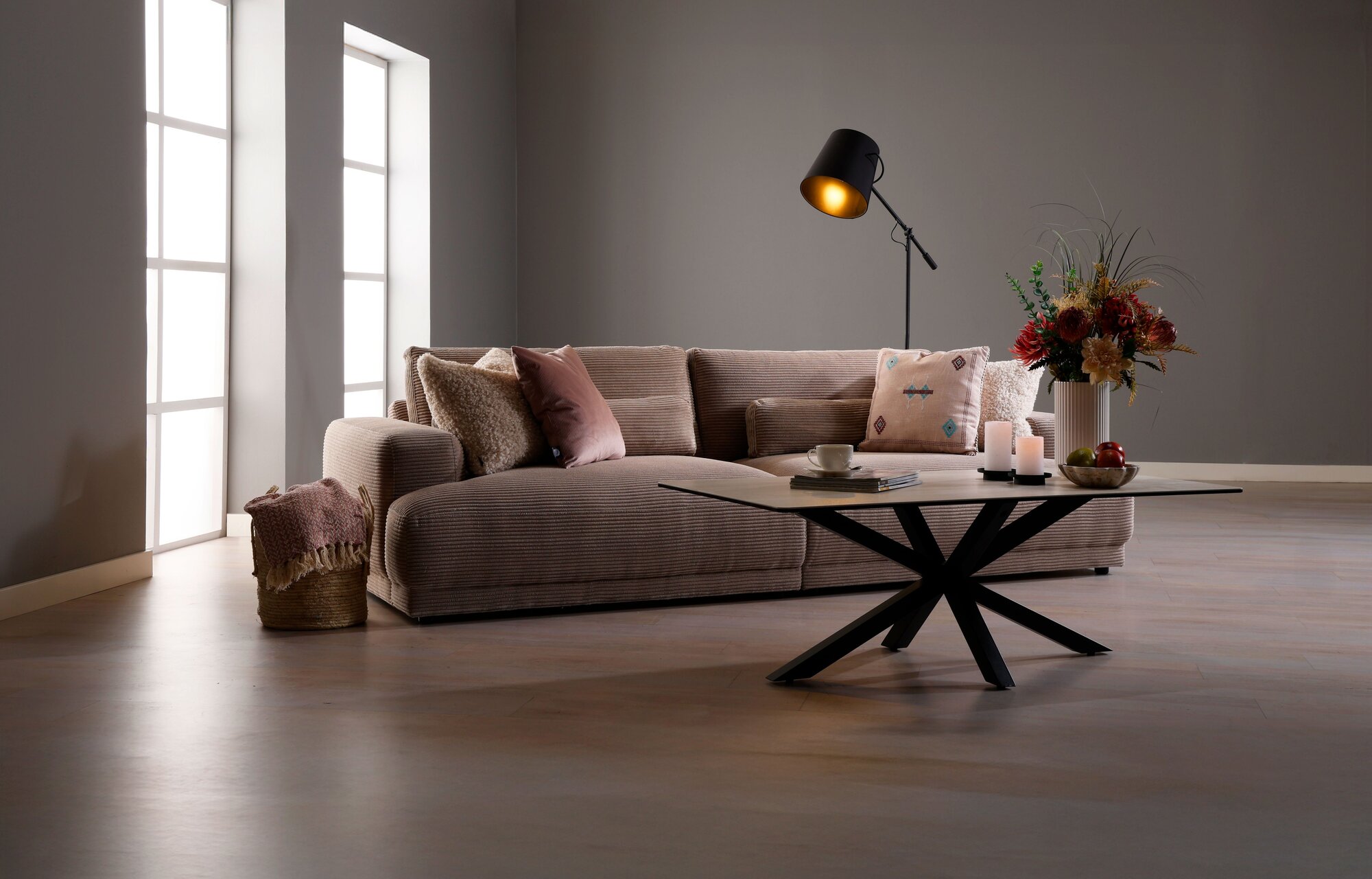 Flydersofa i beige bredriflet fløjl i stue med sofabord