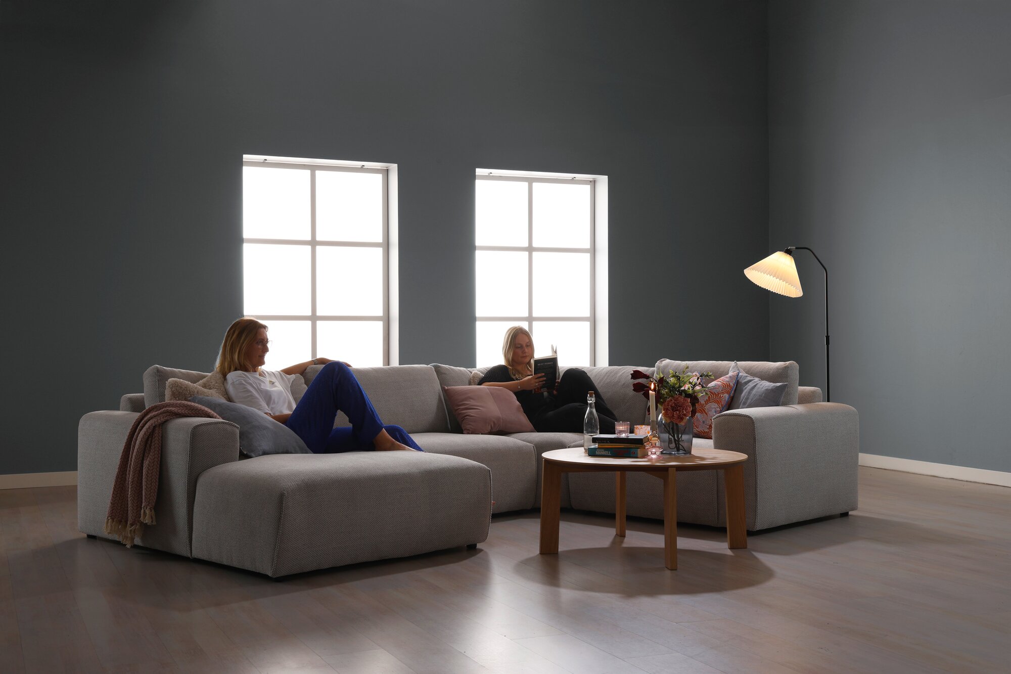 Monte Carlo modulsofa med stor chaiselong og 2 kvinder der sidder i sofaen 