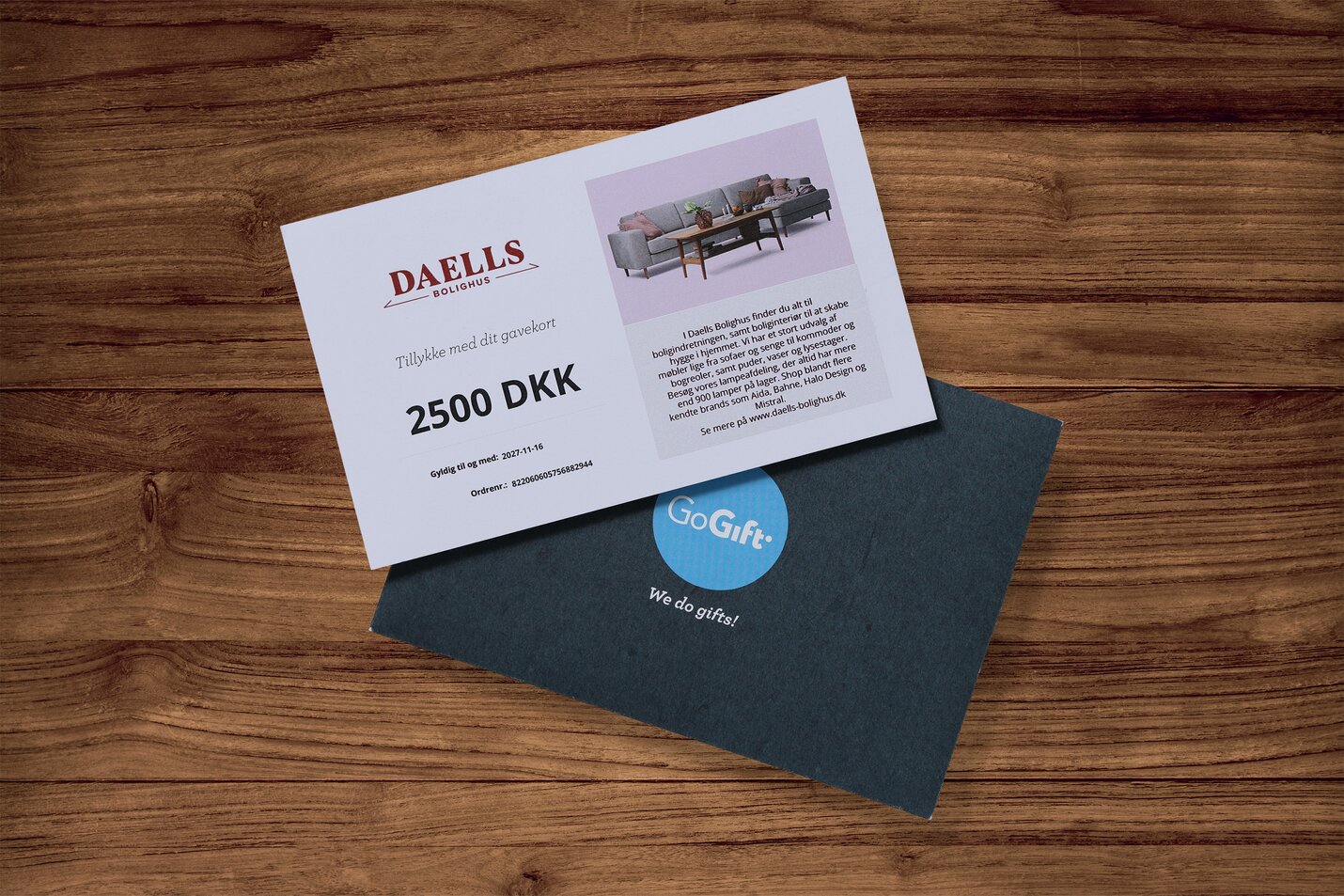 Daells Bolighus Freetrailer i lyserød bag sort bil på brostensvej med træer i baggrunden