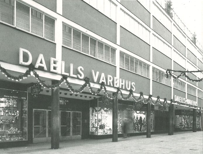 Daells Varehus facade pyntet med lys og gran guirlander til jul.