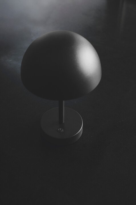 Sort Ellen batteribordlampe på et sort bord