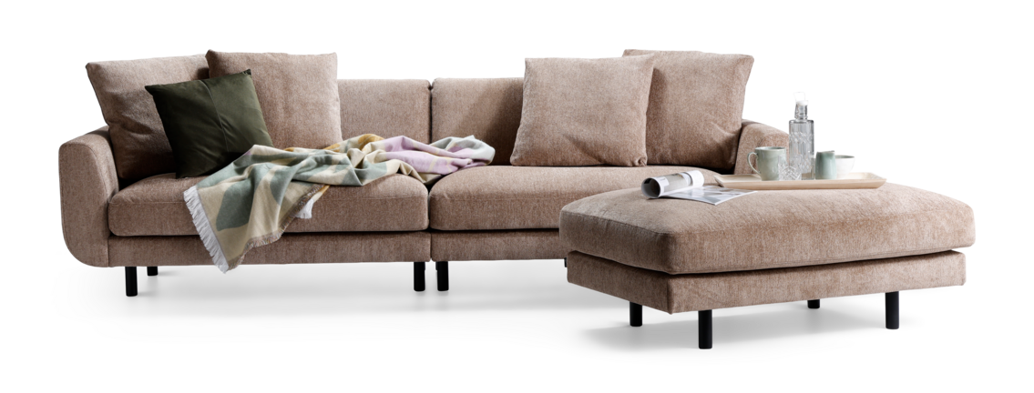 Lazy sofa opbygget af to moduler og med matchende puf i beige