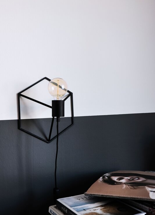 Wall Cube væglampe hængt op på halv mørkeblå og hvid væg