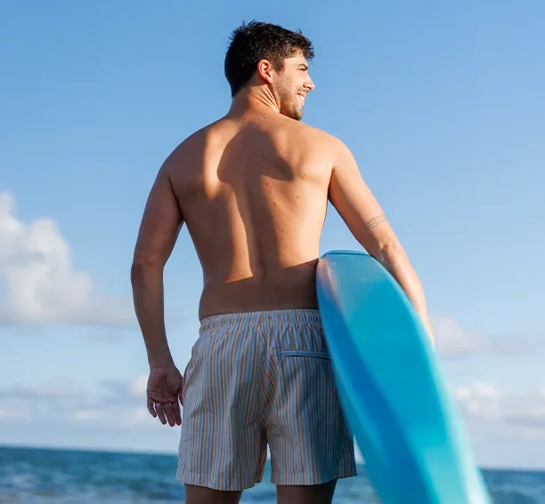 Man talking to a blonde woman in black scrubs at a Milan men's laser hair removal appointment