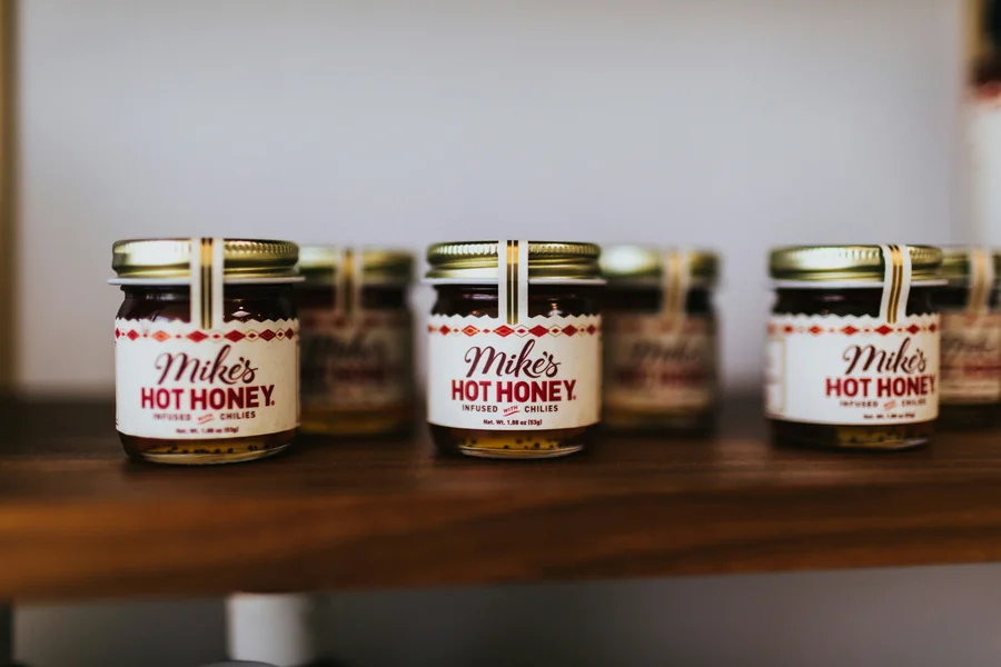 Honiggläser in einer Gartenanlage