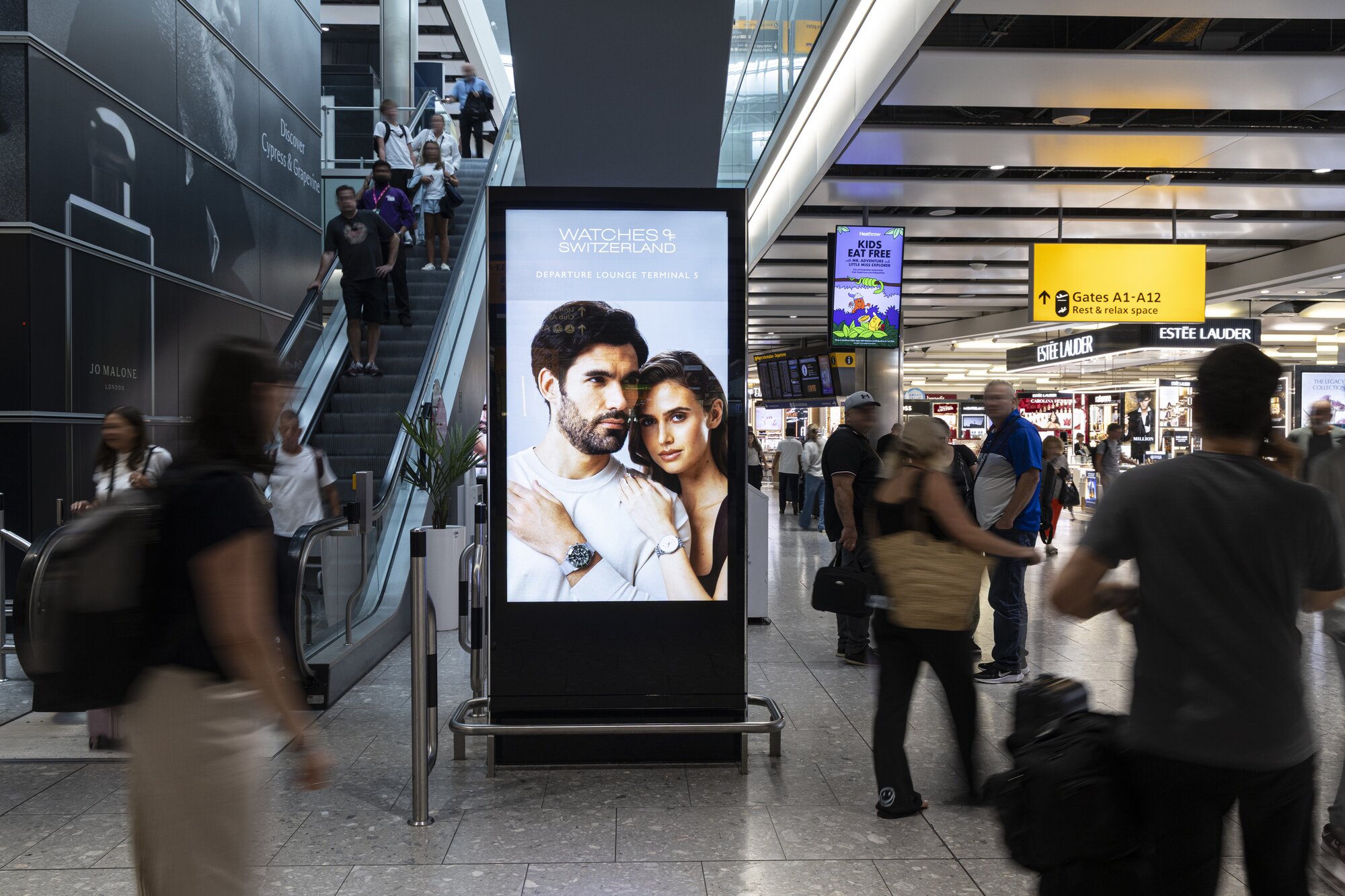 of passengers’ navigating time is spent looking at airport DOOH
