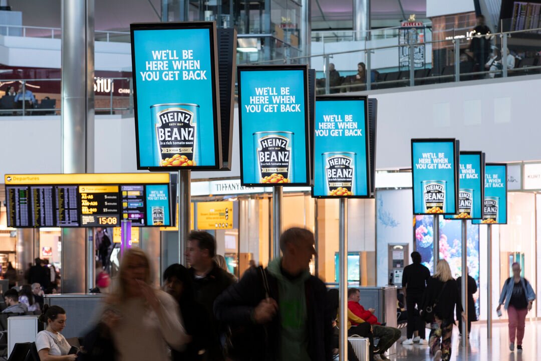 of passengers’ in‑motion time is spent looking at JCDecaux airport screens