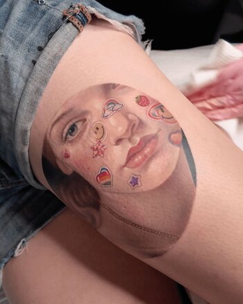 Pamela Carvalho Colorful Face on thigh