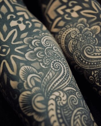 Thomas Hooper Blackwork Tattoos on legs