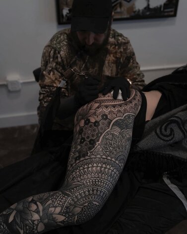 Dillon Forte Tattooing woman's thigh