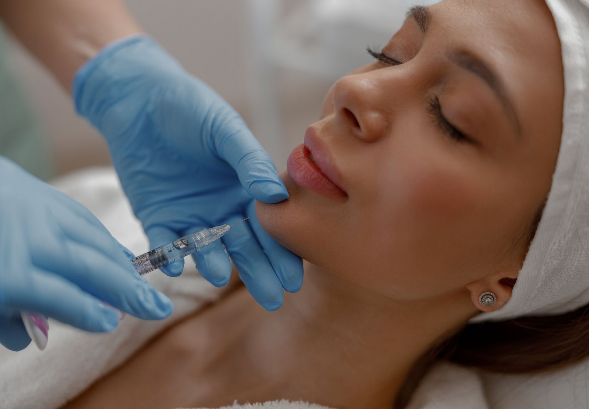 Eine Kinderpsychotherapeutin unterhält sich beim Kinderpsychologie Termin mit einem Kind.