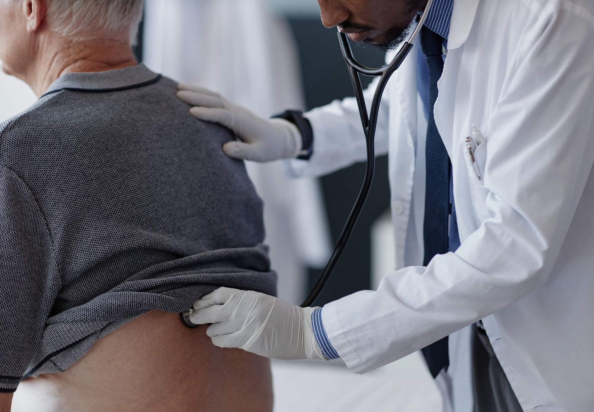 Heilmassage Leistung: Ein Mann wird von einer Frau massiert