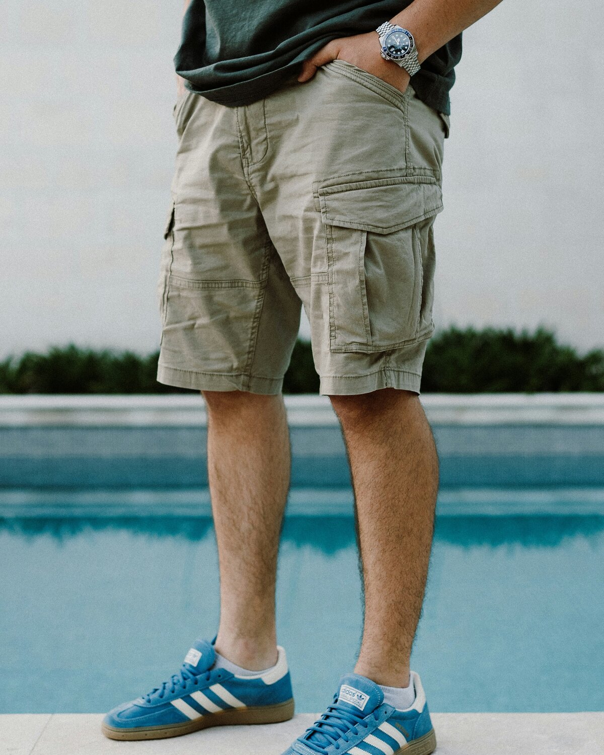 Mann in kurzer Hose