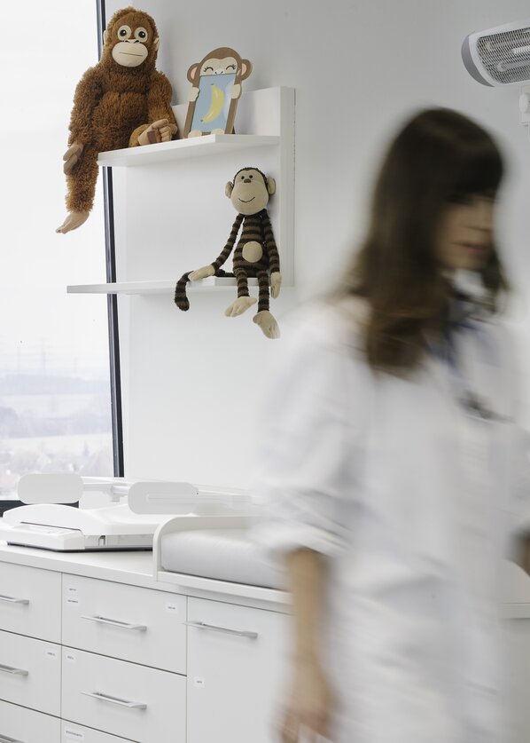 Eine Kinderärztin kommt in den liebevoll gestalteten Behandlingsraum für Kinder bei haelsi