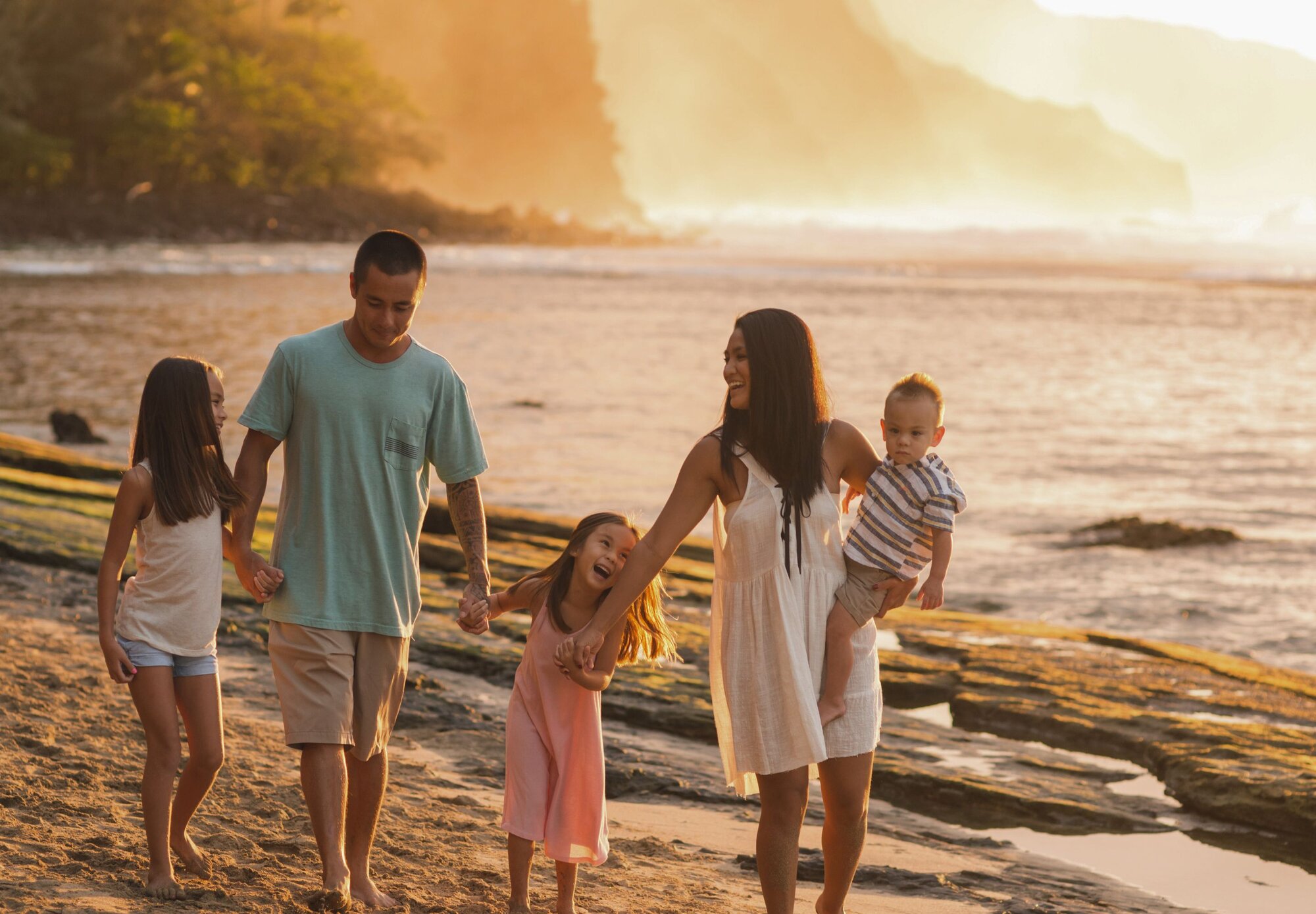 Heilmassage Leistung: Ein Mann wird von einer Frau massiert
