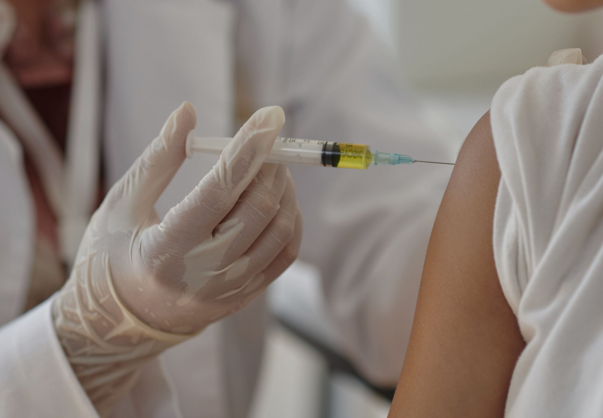 Nach der Grippe Impfung: Person zeigt geimpften Arm mit Pflaster