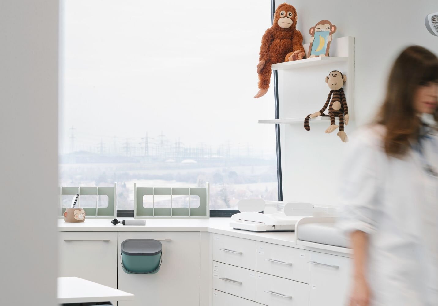 Eine Patientin wird am haelsi 1180 Empfang beraten