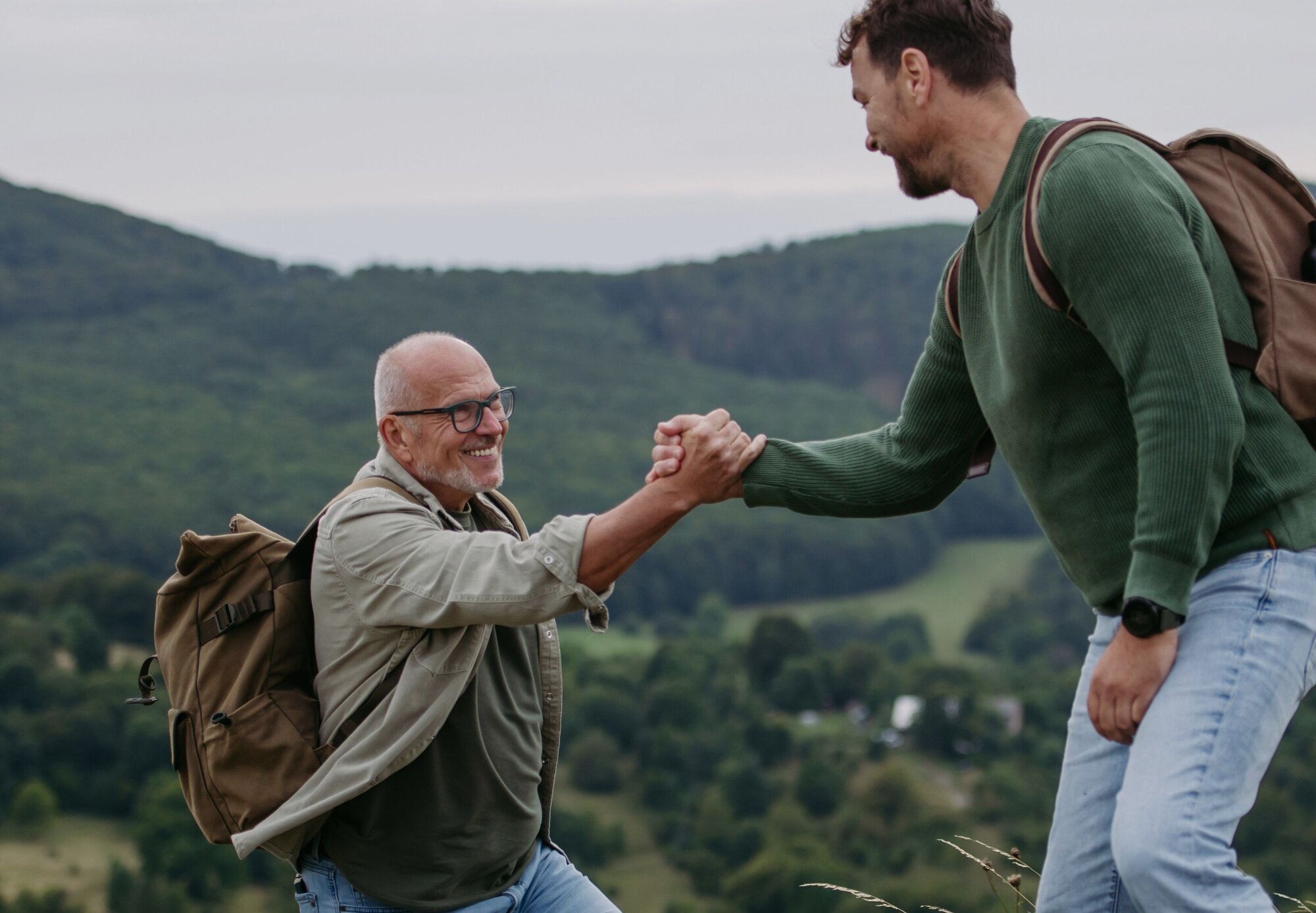 Muttermalkontrolle: Nahaufnahme eines Gesichts mit Sommersprossen. Das Foto betont die Einzigartigkeit unserer Haut. 