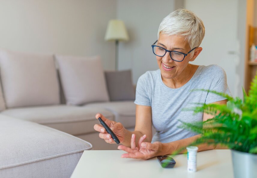 Muttermalkontrolle: Der Hautarzt untersucht mit einem digitalen Dermatoskop die Haut am Unterarm.