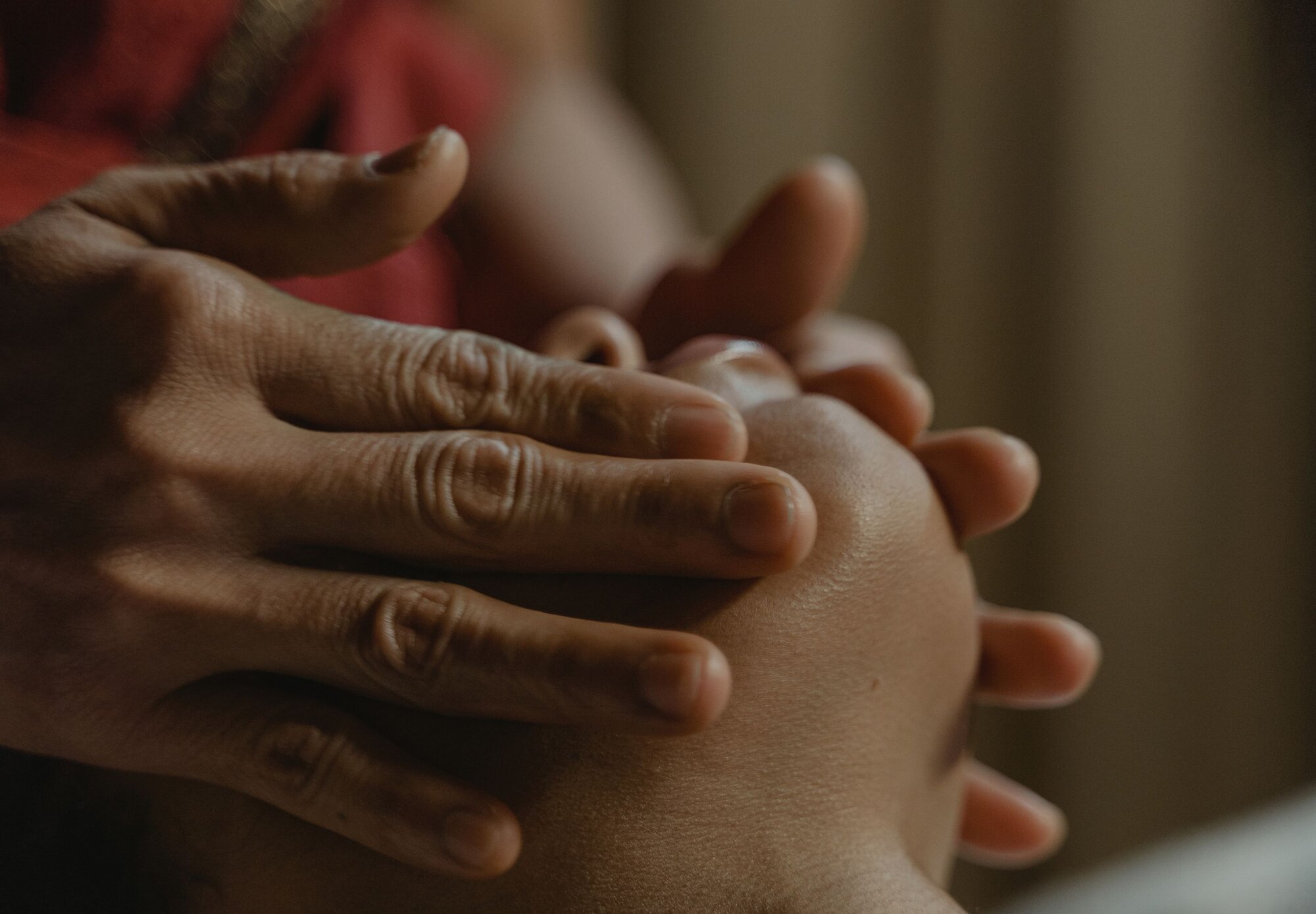 Heilmassage Leistung: Ein Mann wird von einer Frau massiert