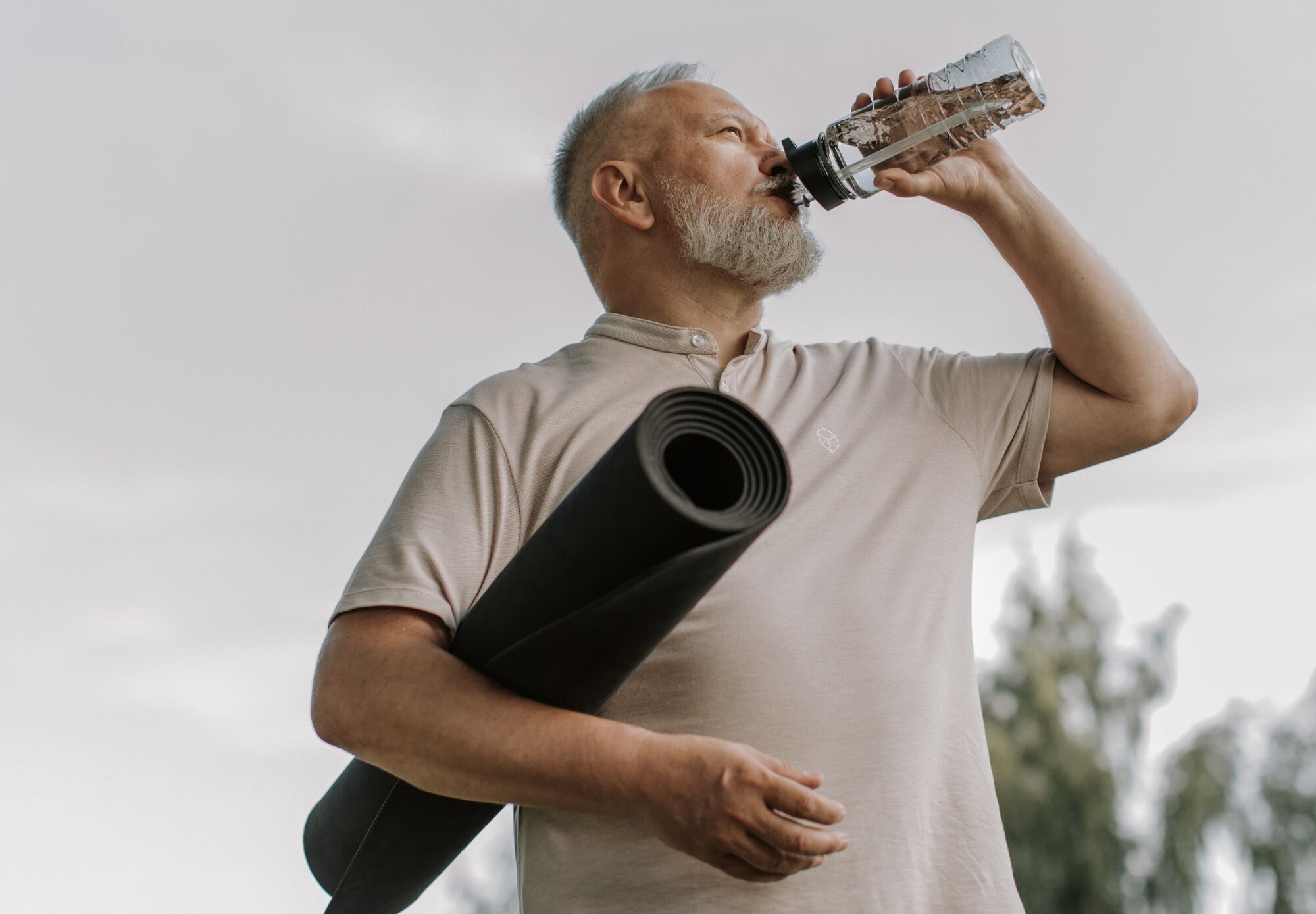 Abnehmspritze Wien: Nahaufnahme von einem etwas übergewichtigen 30+ Mann