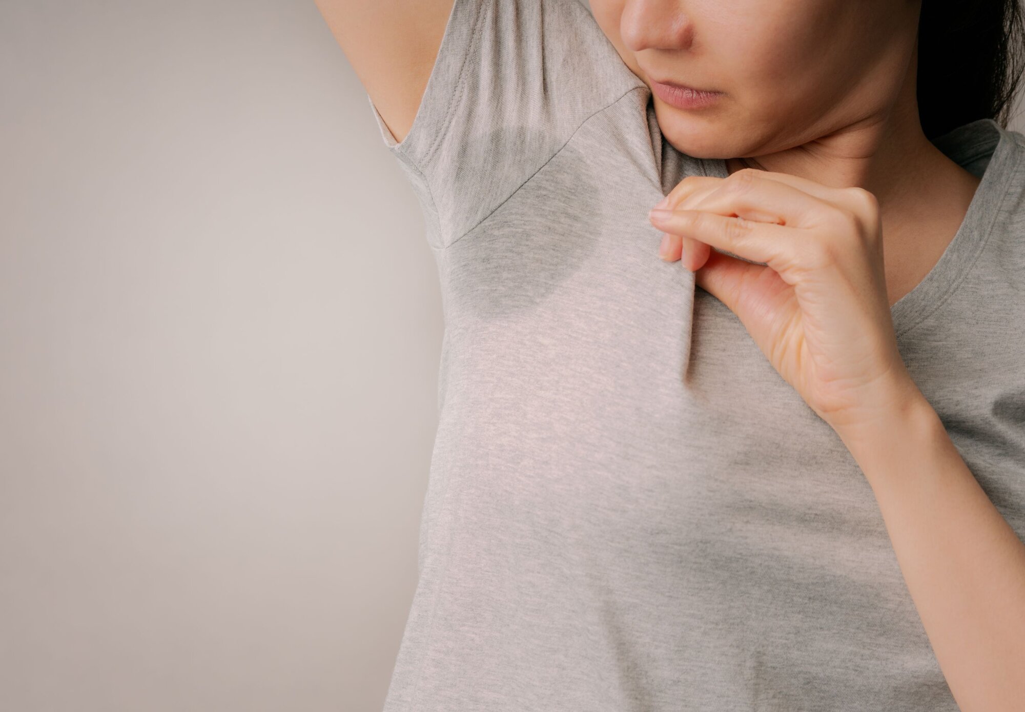 Eine Kinderpsychotherapeutin unterhält sich beim Kinderpsychologie Termin mit einem Kind.