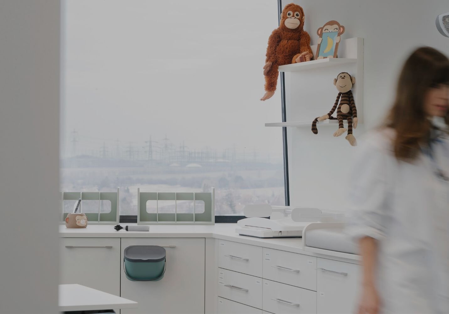 Eine Patientin wird am haelsi 1180 Empfang beraten