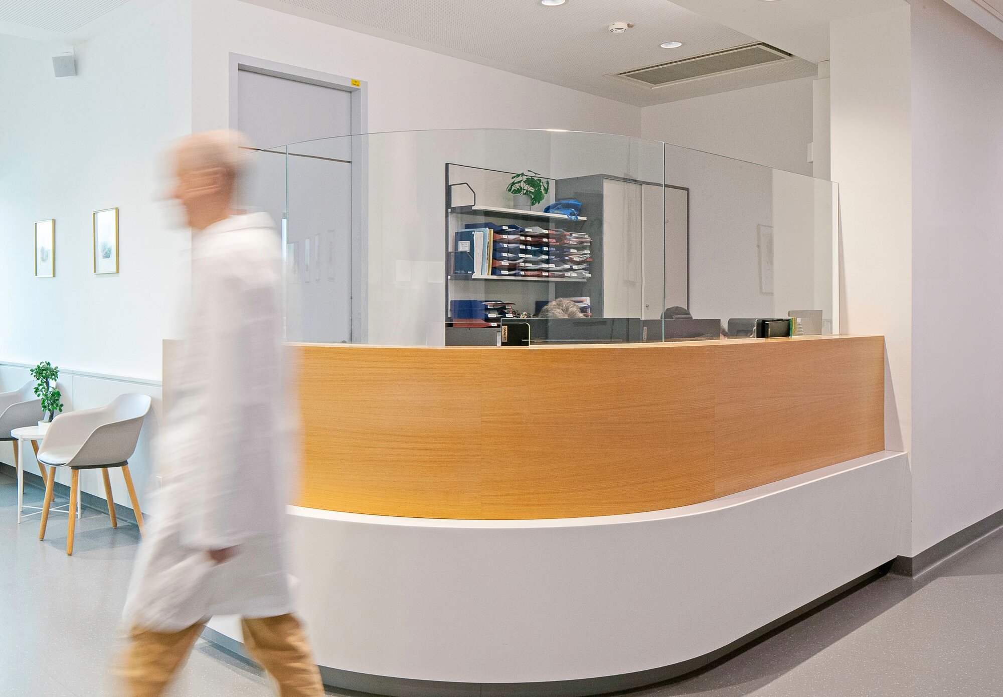 Eine Patientin wird am haelsi 1180 Empfang beraten