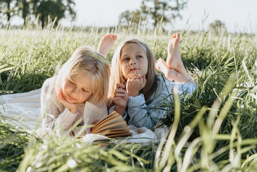 Kinder spielen in der Natur