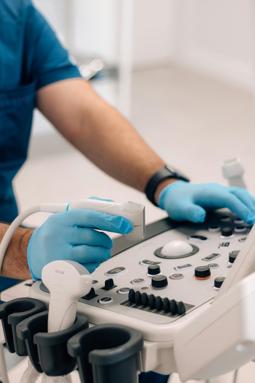 Schilddrüsenspezialist: Der Arzt untersucht mit Ultraschall (Sonografie)