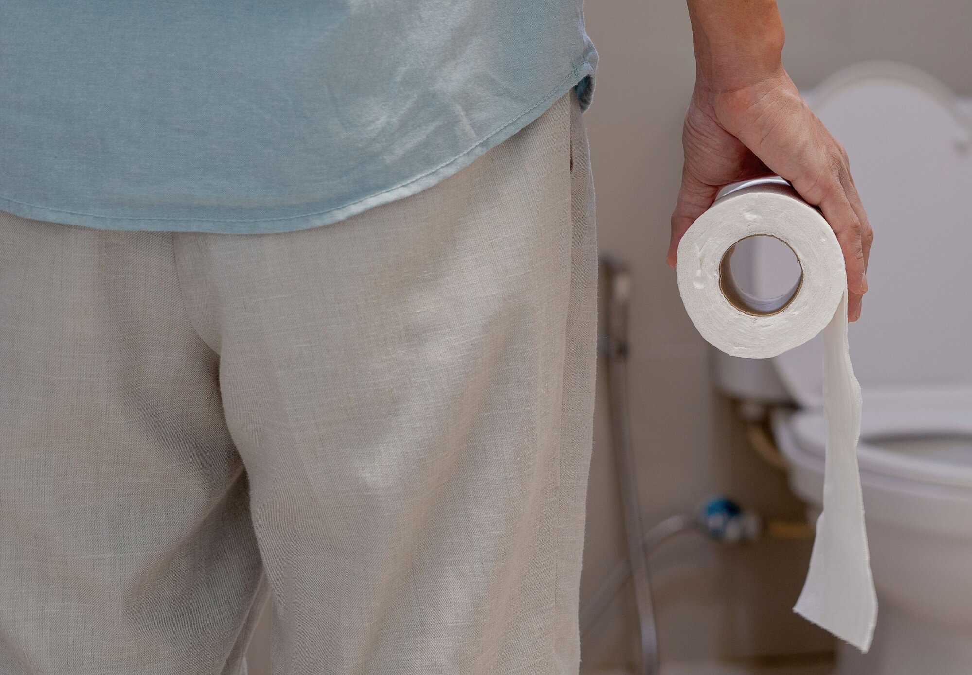Man am weg zur Toilette wegen seiner Blasenentzündung