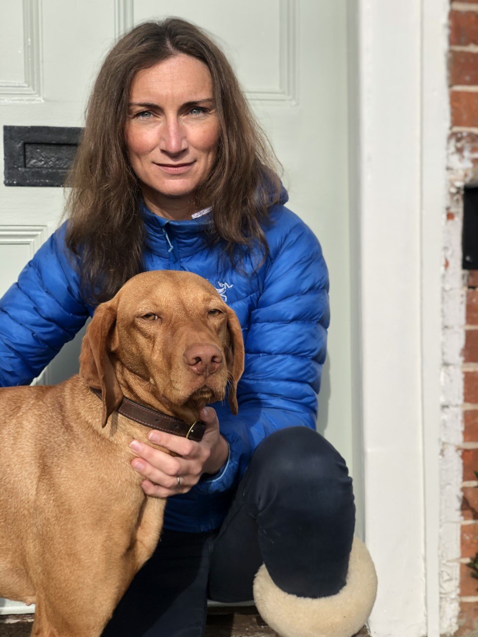 Alison is posing with a Labrador. She is our veterinarian who has over 20 years of experience and helps to design our recipes