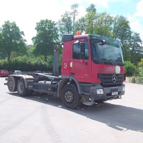 Sprzedaj używaną ciężarówkę mercedes benz actros