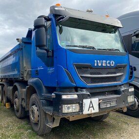 Sprzedaj używaną ciężarówkę Iveco trakker