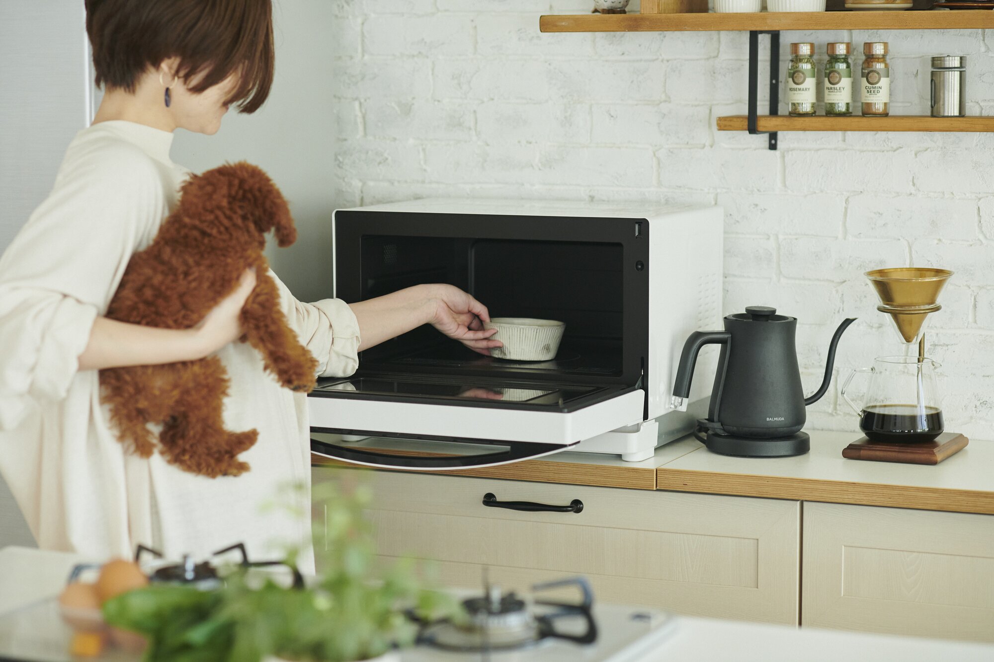 ペトコトフーズを電子レンジで温める様子